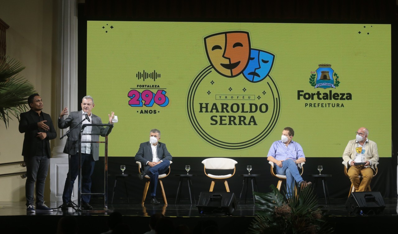 prefeito sarto no palco do teatro são josé